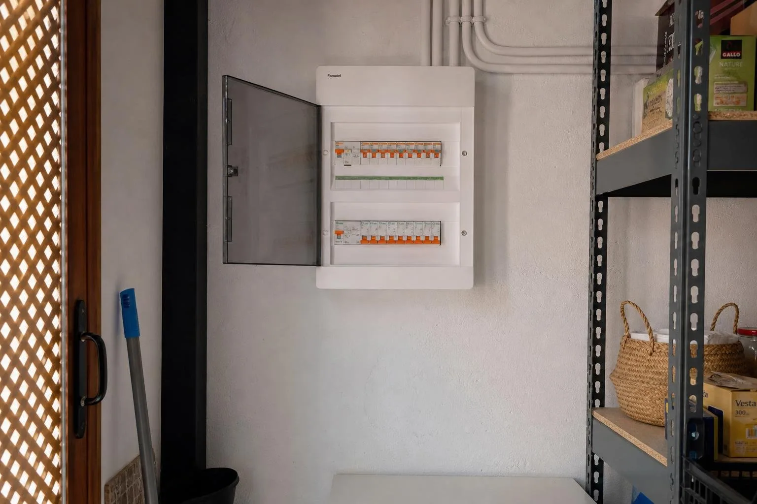 Cuadro eléctrico nuevo en la trastienda de un local comercial