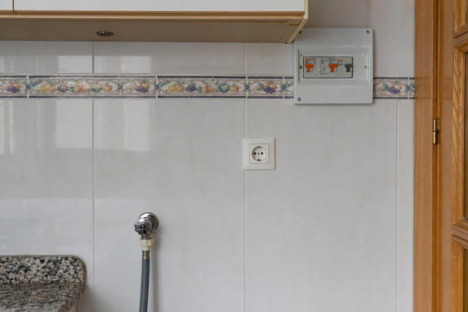 Enchufe nuevo para la lavadora en una cocina