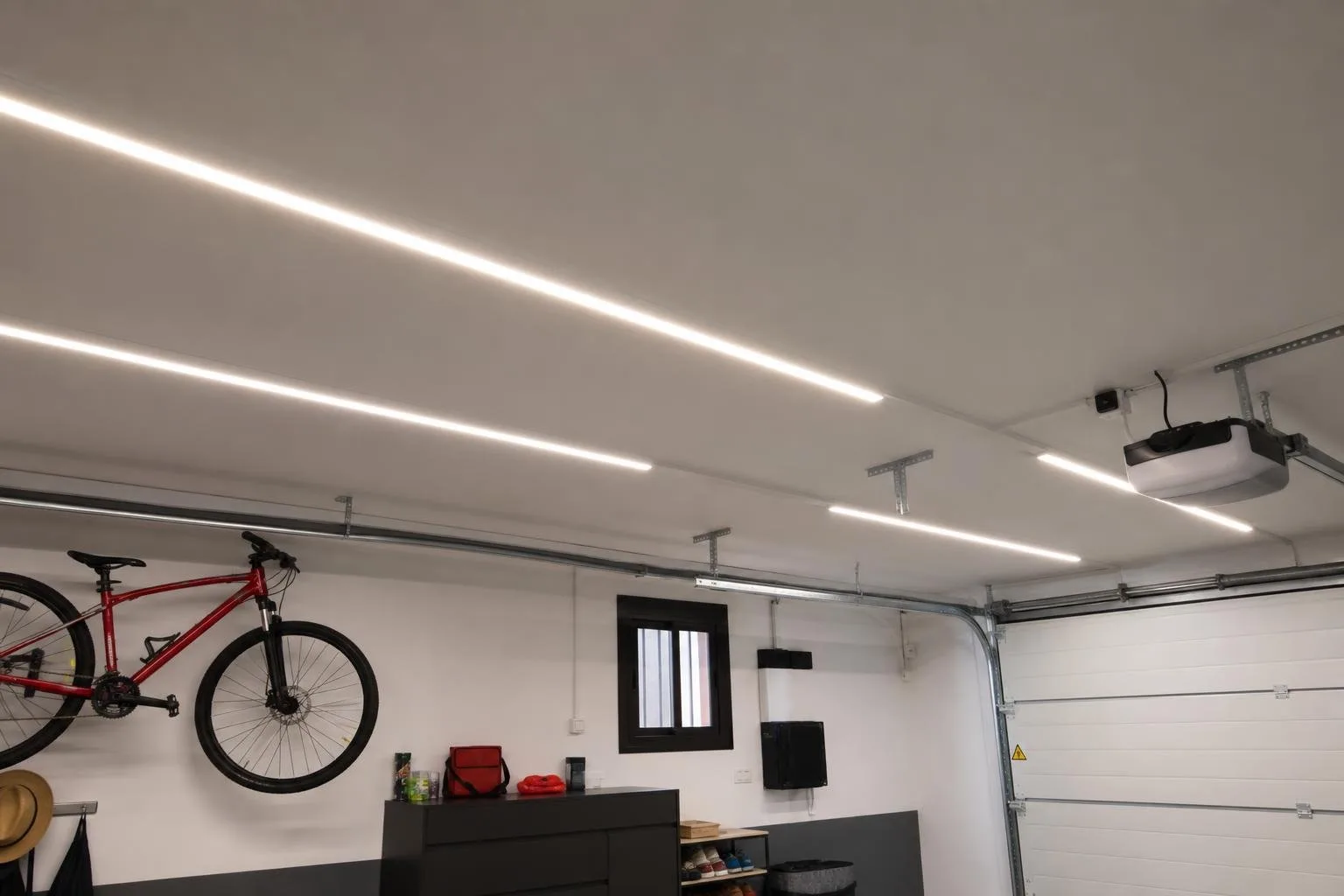 Garaje con regletas LED lineales en el techo