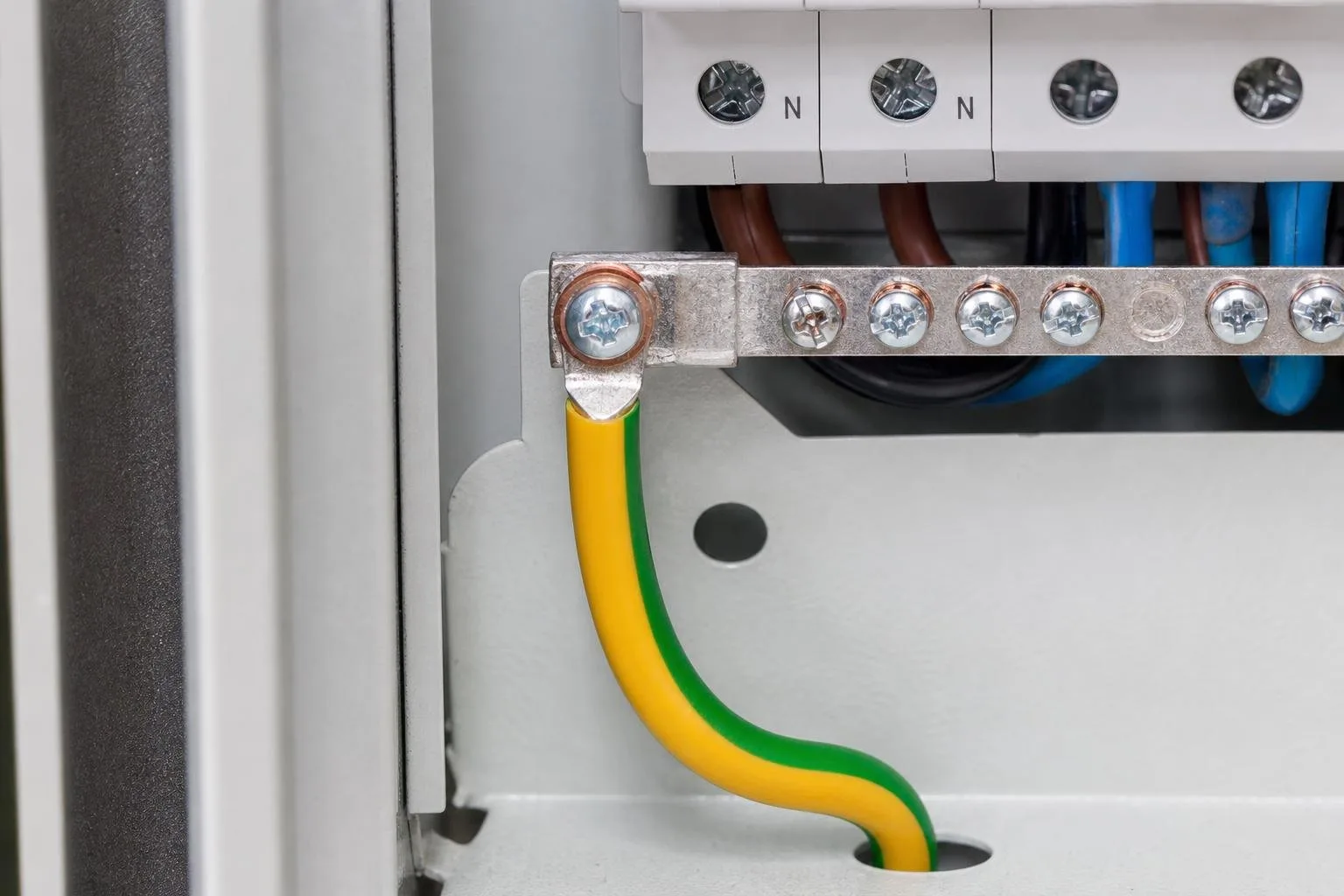 Borne de toma de tierra conectado en un cuadro eléctrico