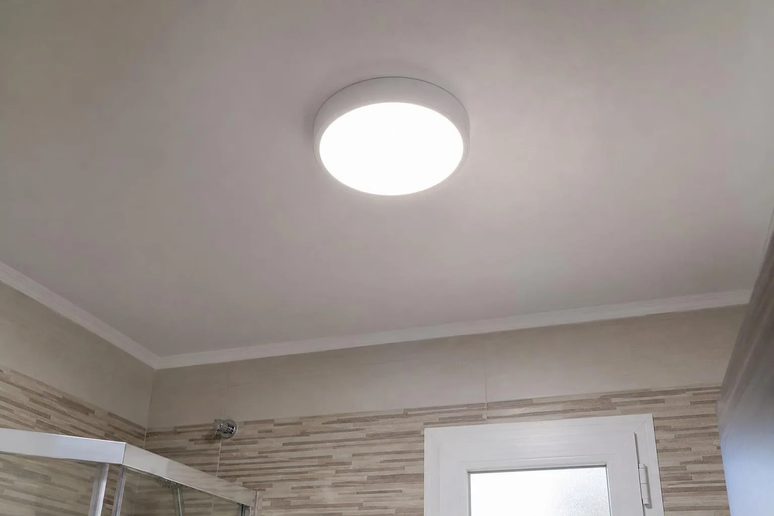 Luz de techo de un baño reparada y funcionando