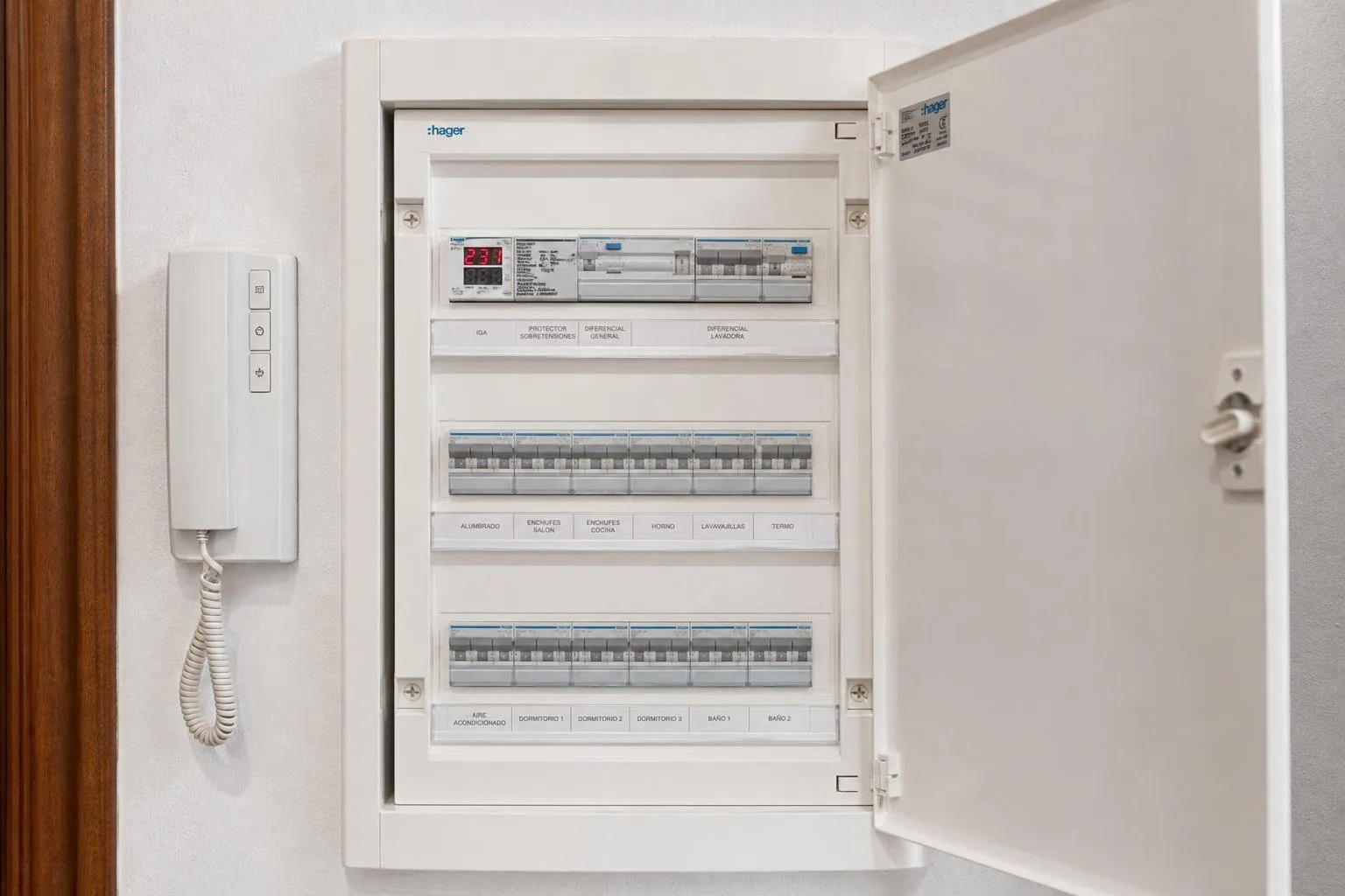 Cuadro eléctrico ordenado en el pasillo de un piso listo para revisión