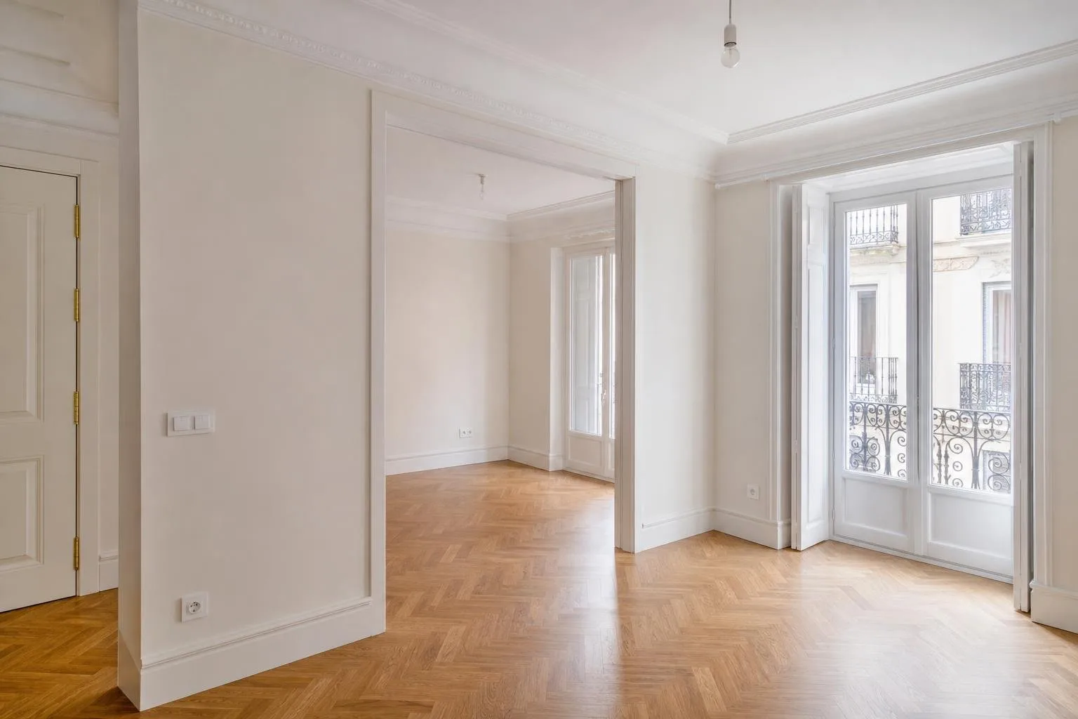 Salón reformado de un piso antiguo con enchufes e interruptores nuevos