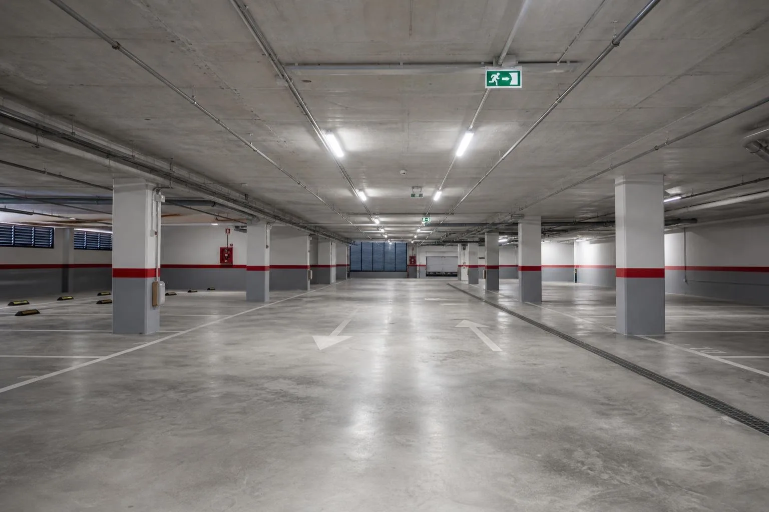 Garaje comunitario con luminarias LED y alumbrado de emergencia